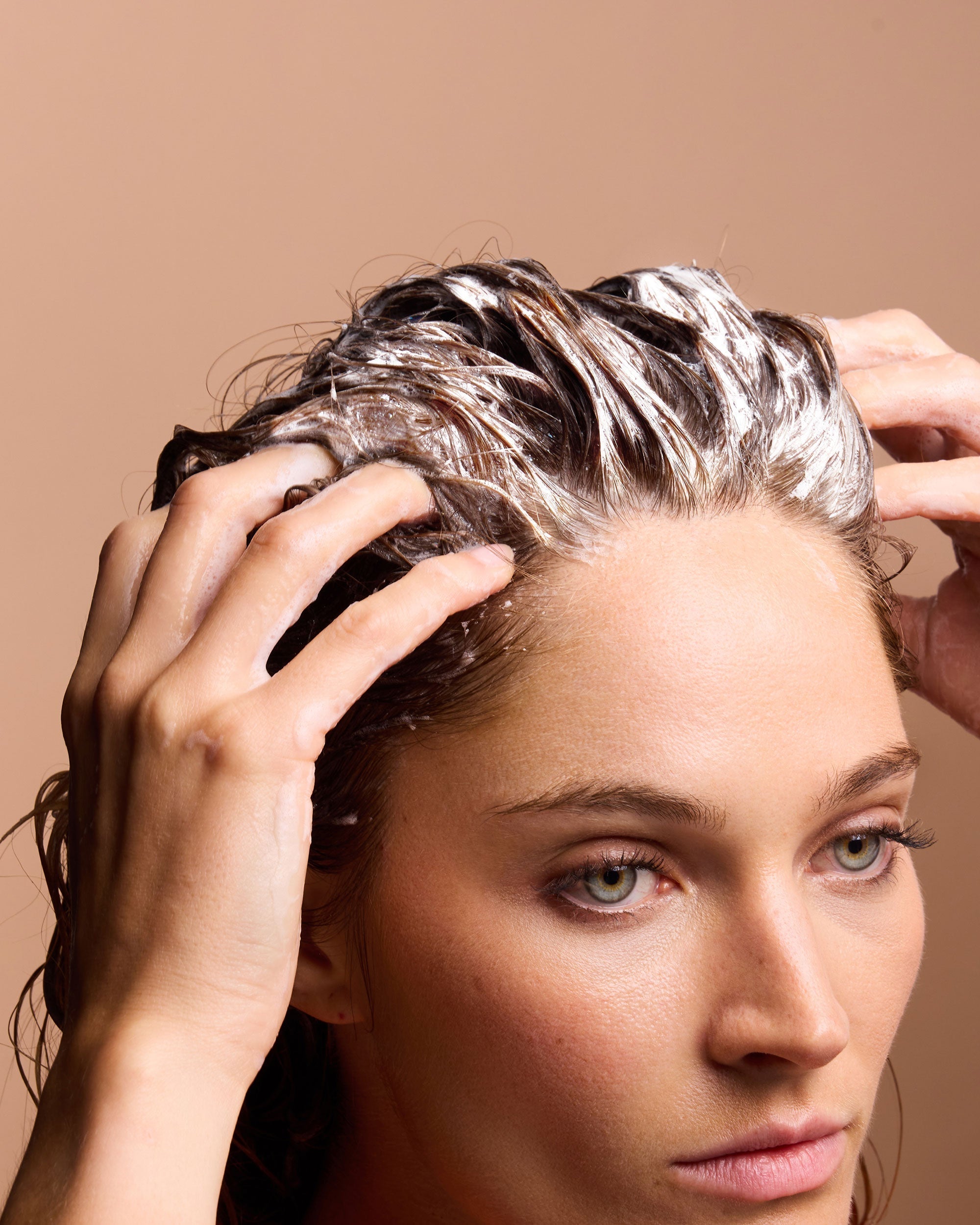 Laver, c'est d'abord prendre soin d'une peau : le cuir chevelu, sous les cheveux.
