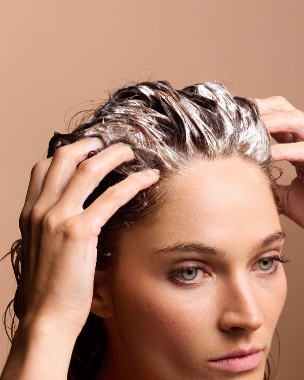 Laver, c'est d'abord prendre soin d'une peau : le cuir chevelu, sous les cheveux.
