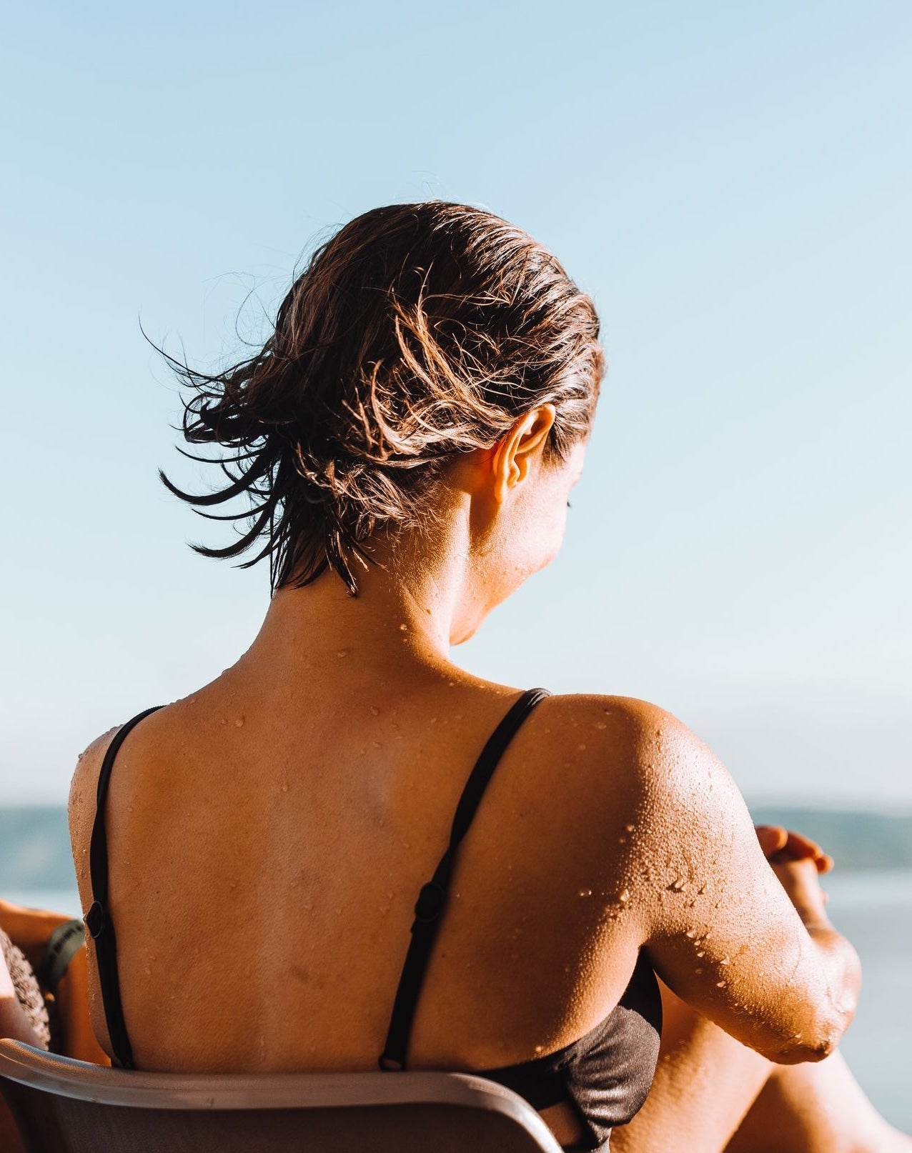 Sel, chlore, vacances : pourquoi les cheveux sont plus secs